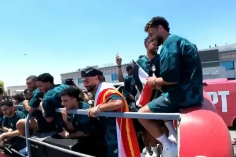 علم فلسطين ورش المياه وحشود ضخمة.. أجواء استقبال منتخب مصر (صور وفيديو)